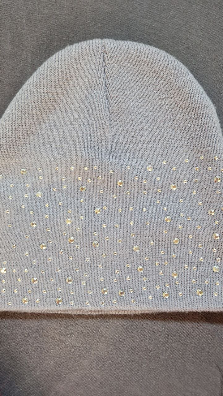 Verschiedene Strickmützen für Damen