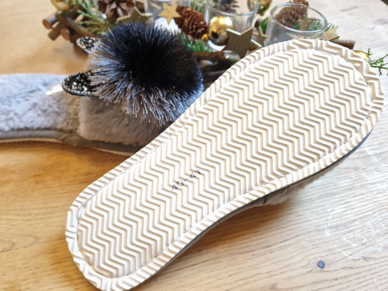 Schöne Damen Hausschuhe.  Große 40. 