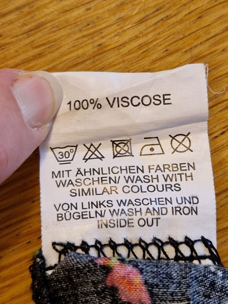 IX-O. Stylische leichte Hose. Größe M. 100% Viskose.