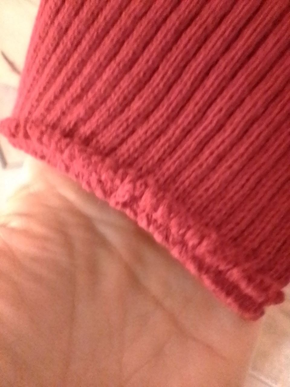Warmer roter Schal. Polyester .
