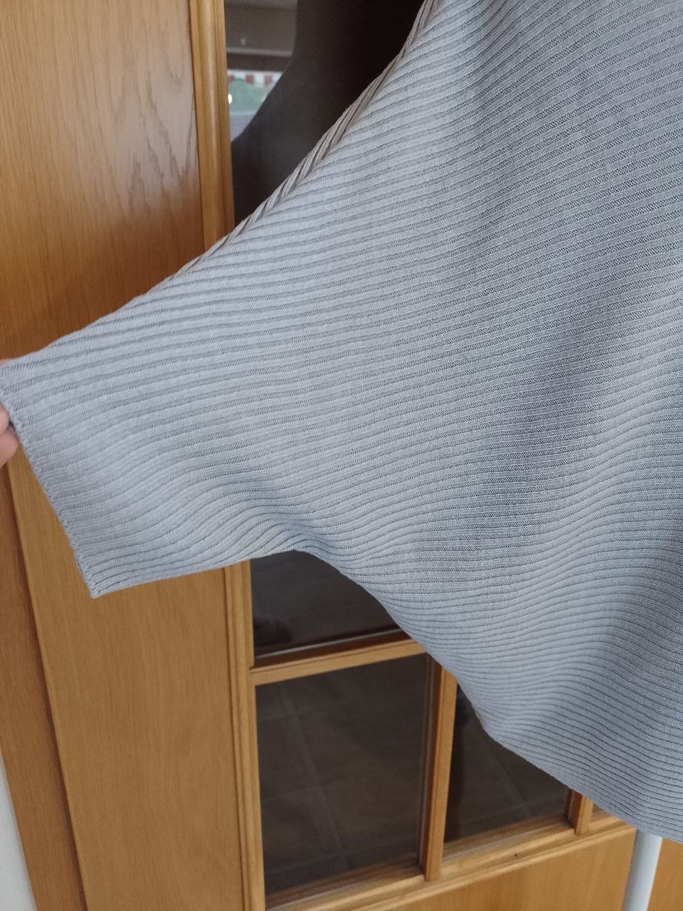 Schöner Strickumhang. Größe L.