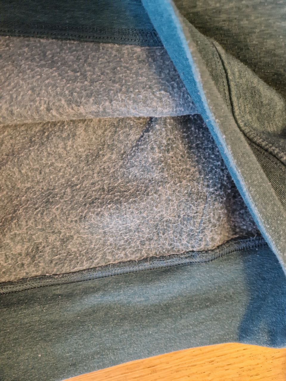 Fisch one.  Stylischer Pullover mit Kapuze.  Größe XS.