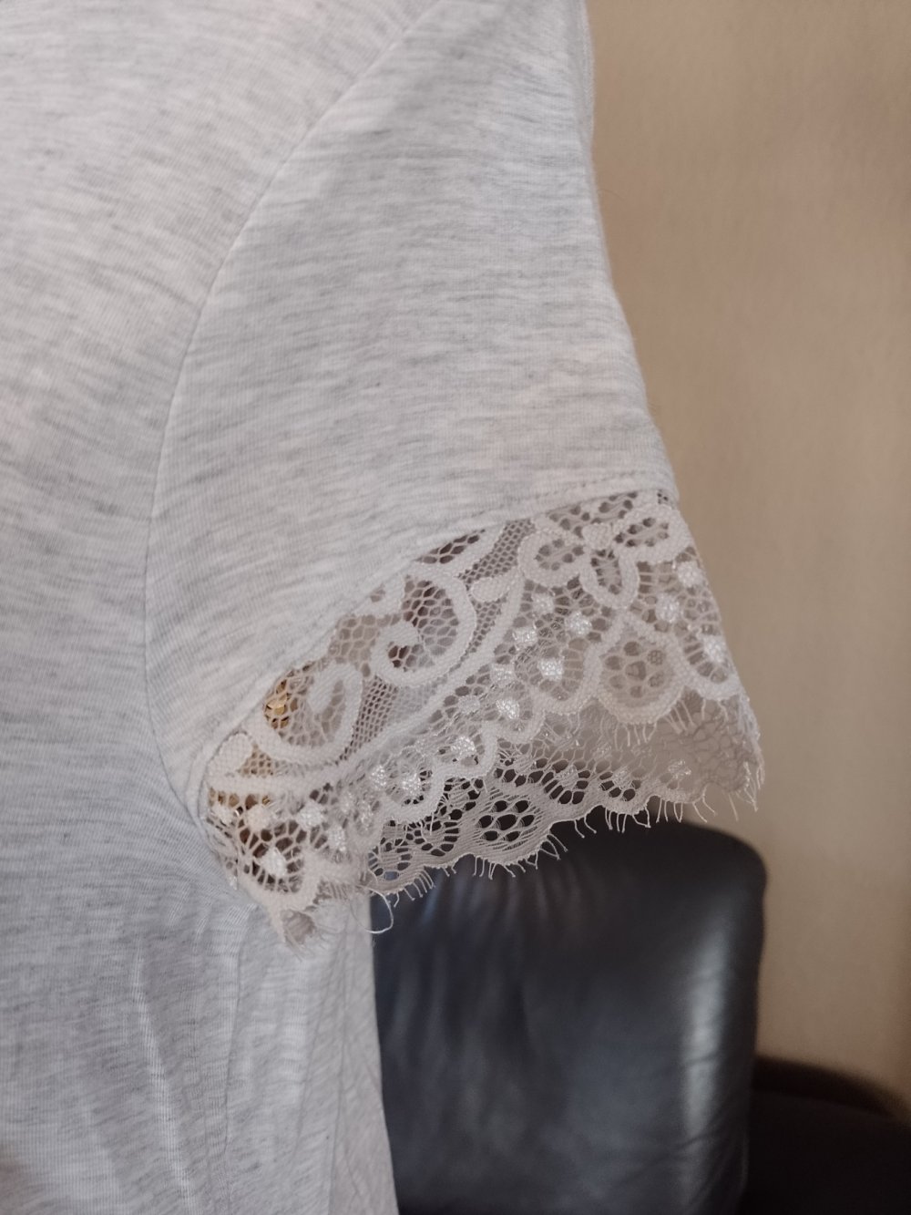 Wie neu. Hunkemöller. Elegantes T-Shirt - Bluse - Tunika mit Spitze. Größe M.