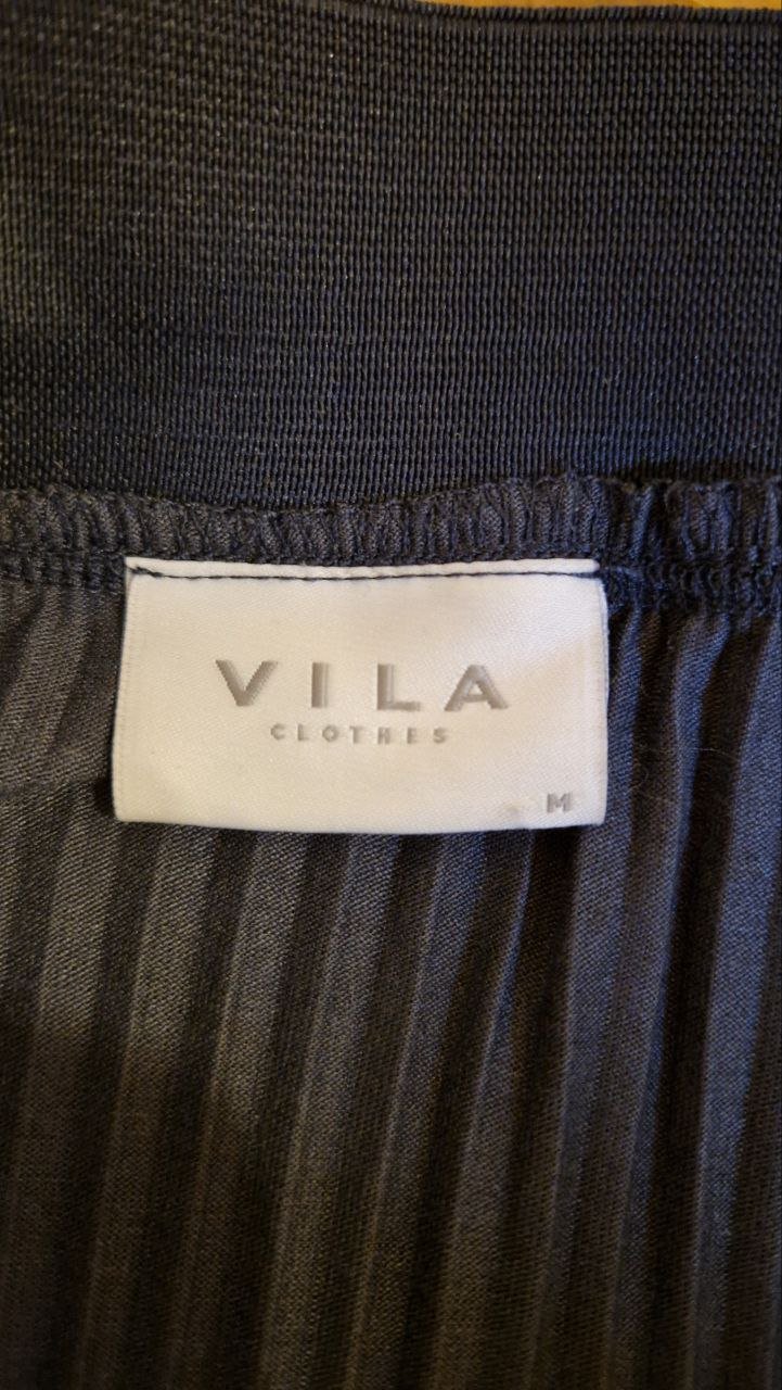 VILA.  Schöner grauer Faltenrock. Midirock.  Größe S-M . 
