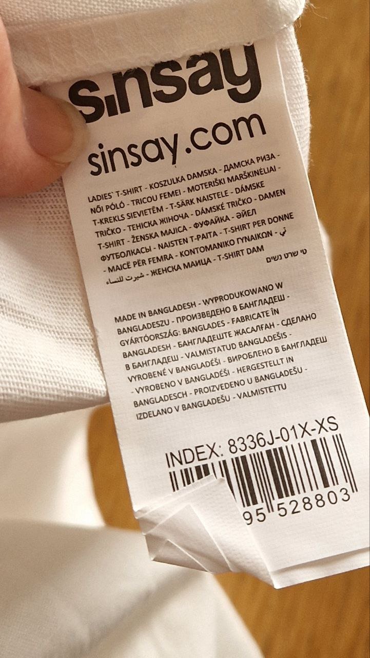 Neu. Sinsay.  Bequemes weißes T-Shirt mit Perlen. Größe S-M.  Baumwolle.