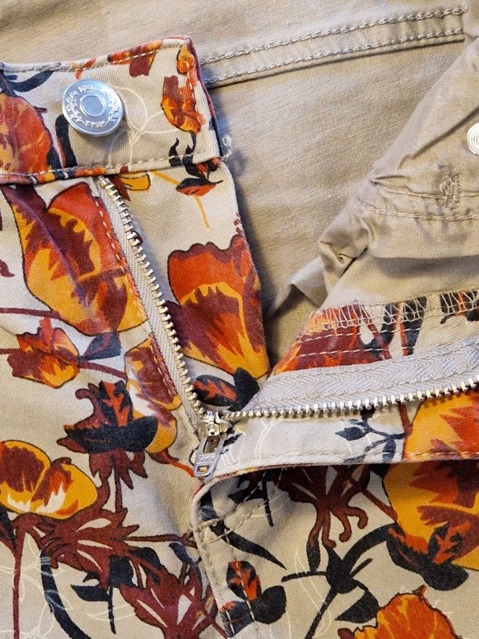 Stylische Hose, Jeans mit Blumendruck.  Größe 38.  Baumwolle.