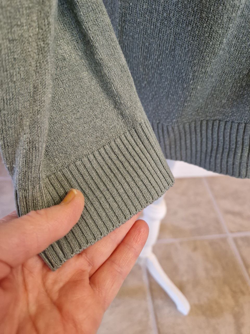 Leichter Pullover. Große L