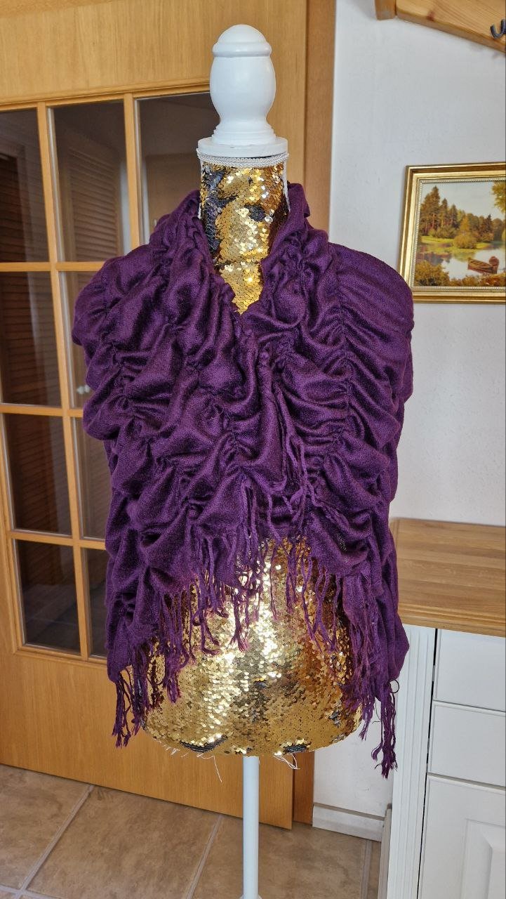 Schöner warmer Schal. Polyester..