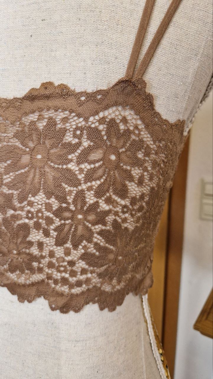 Set. 2 Stück. Weicher BH mit Push-Up und Spitze. Dessous.  