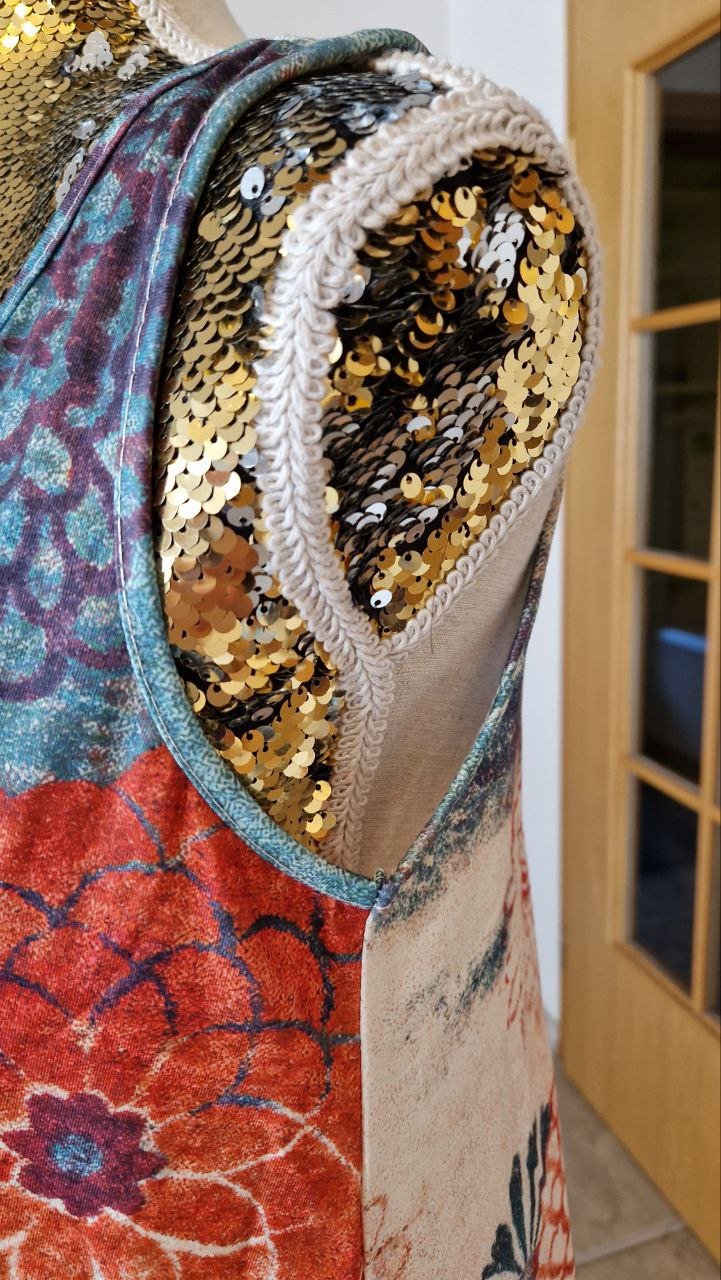 Schönes Sommerkleid. Große M. Abstand von Achsel zu Achsel 48 cm.  Polyester + Elstan. Länge 89 cm. Es gibt keine Rückgabe oder Umtausch. 