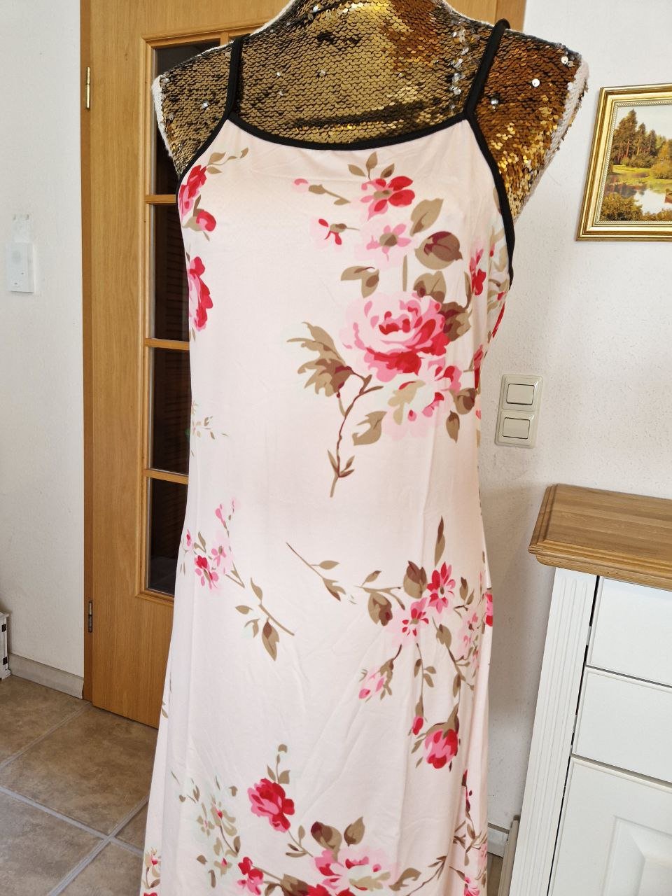 Elegantes Blumen-Print-Nachthemd. Nachtwäsche. Kleid.   Größe M.