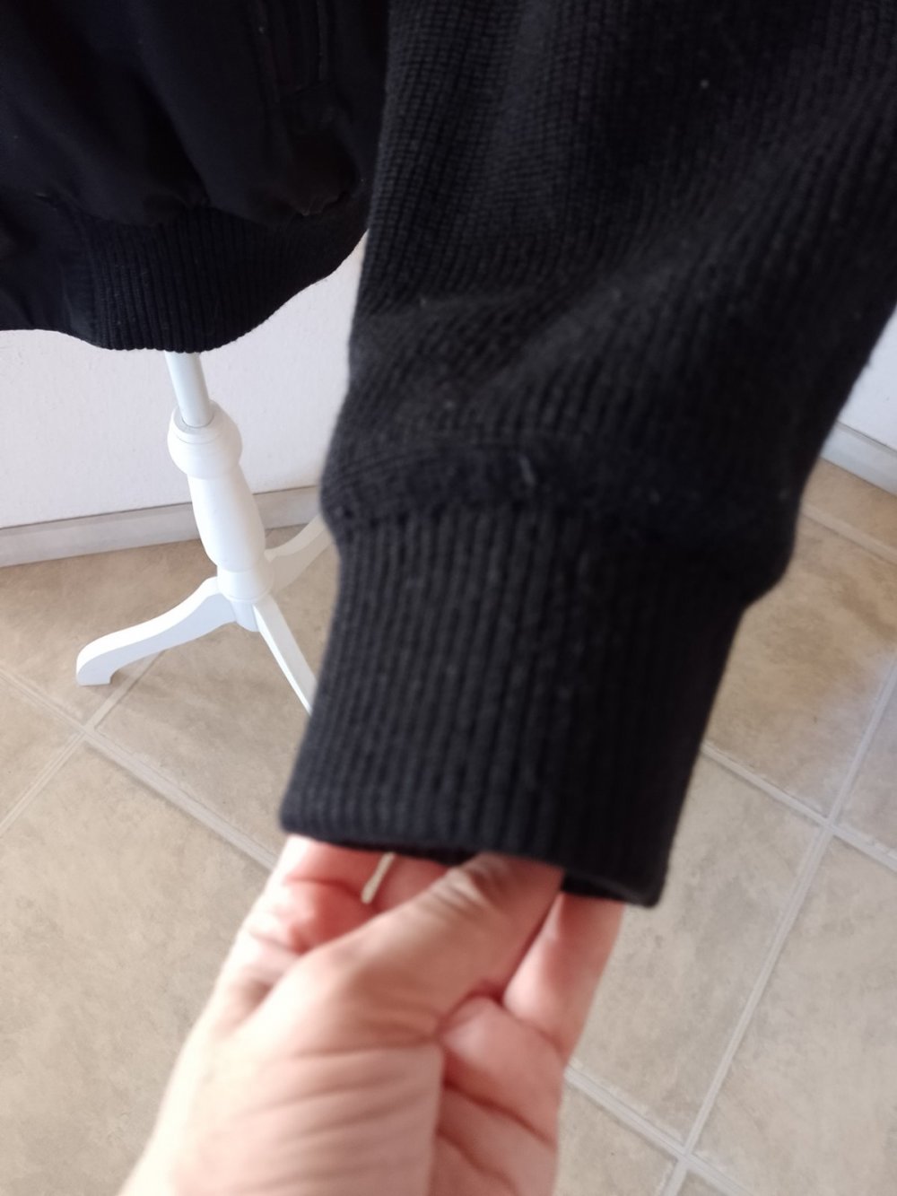 Bugatti. Praktische stilvolle schwarze Jacke.