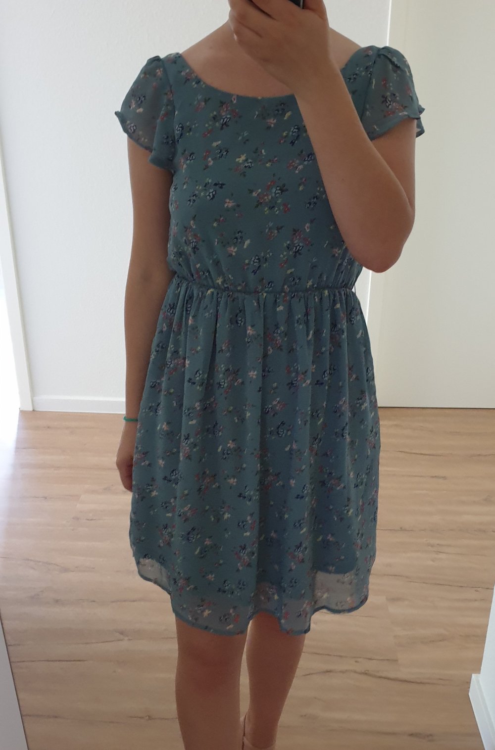 Blaues Sommerkleid mit Blumenmuster und Schmetterlingsärmel