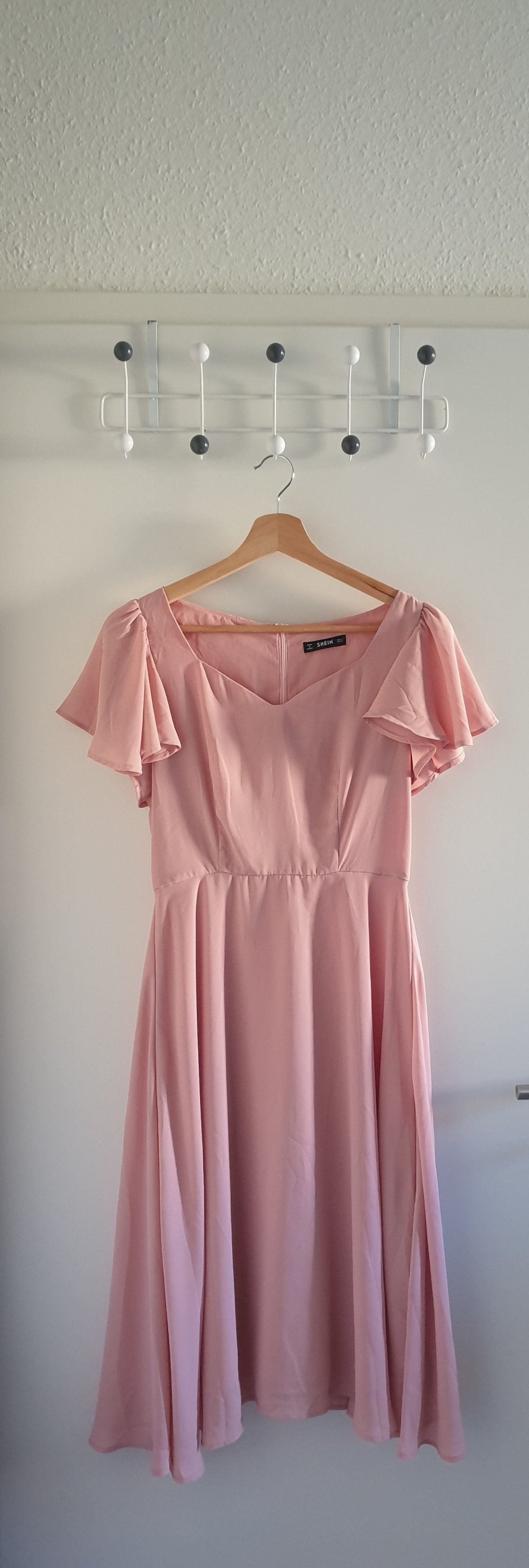 Elegantes rosa Kleid mit Schmetterlingsärmel