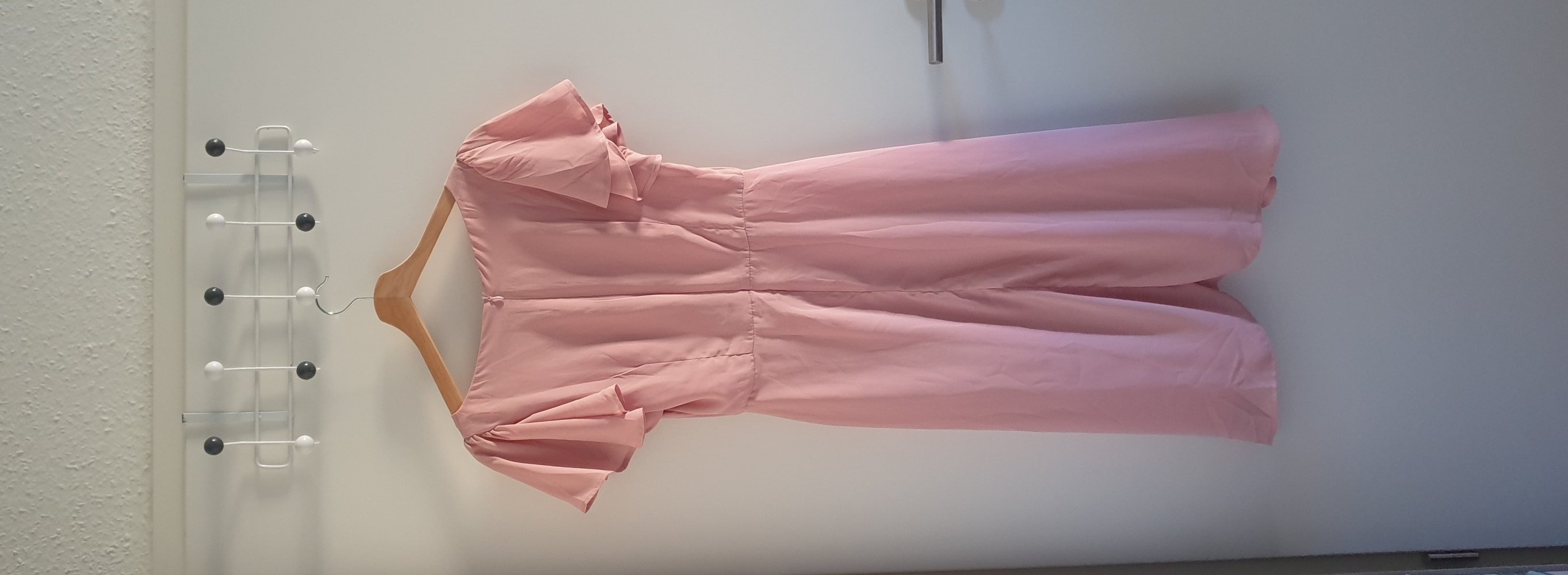 Elegantes rosa Kleid mit Schmetterlingsärmel