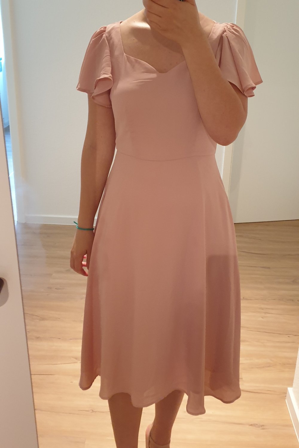 Elegantes rosa Kleid mit Schmetterlingsärmel