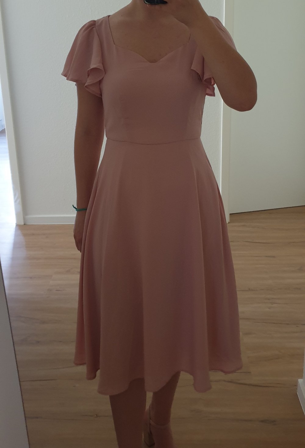 Elegantes rosa Kleid mit Schmetterlingsärmel