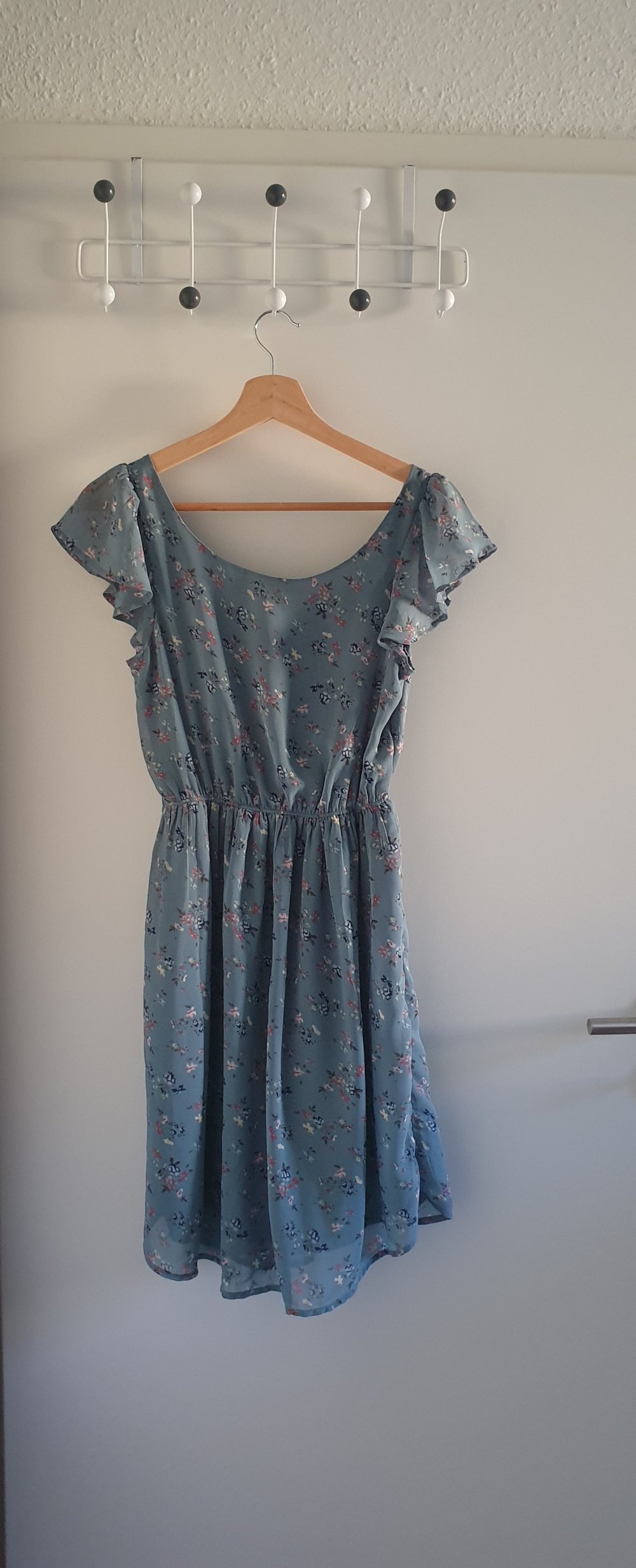 Blaues Sommerkleid mit Blumenmuster und Schmetterlingsärmel