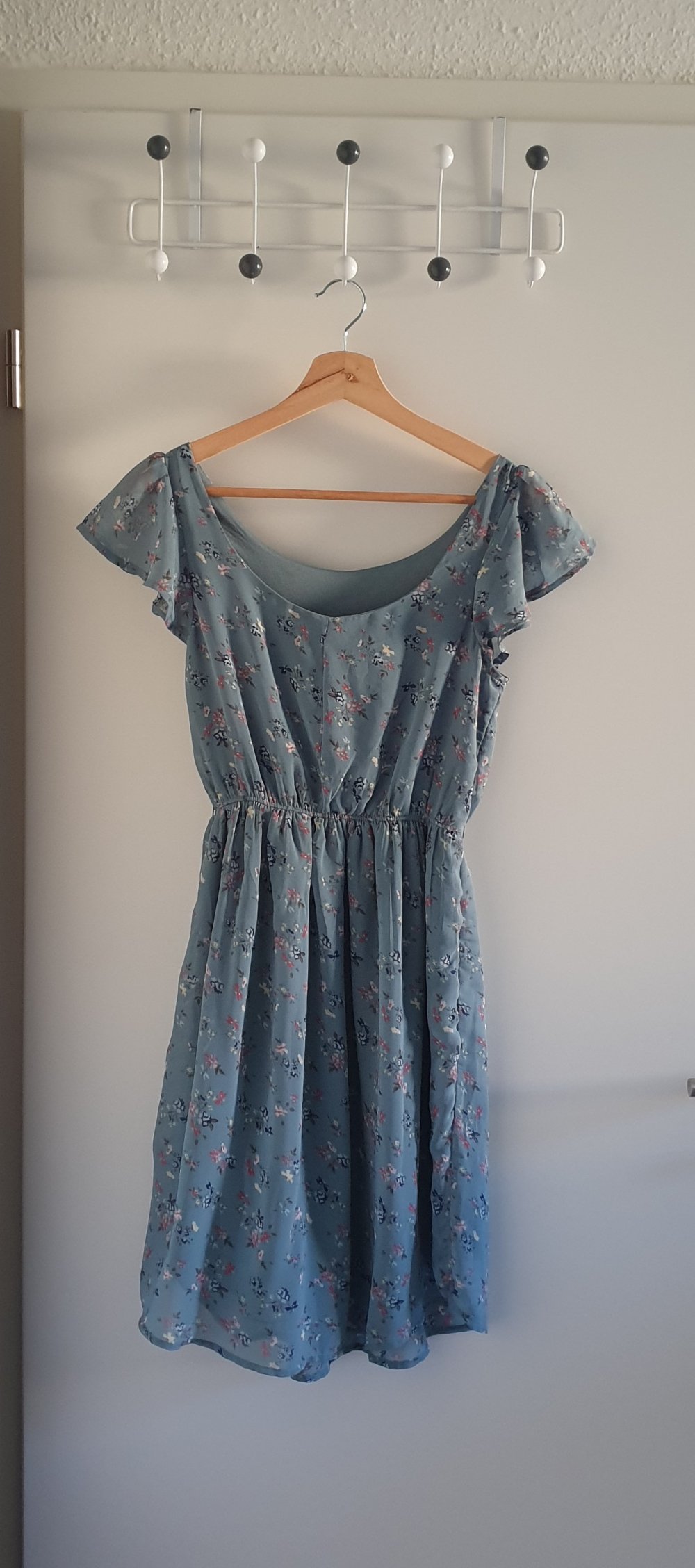 Blaues Sommerkleid mit Blumenmuster und Schmetterlingsärmel