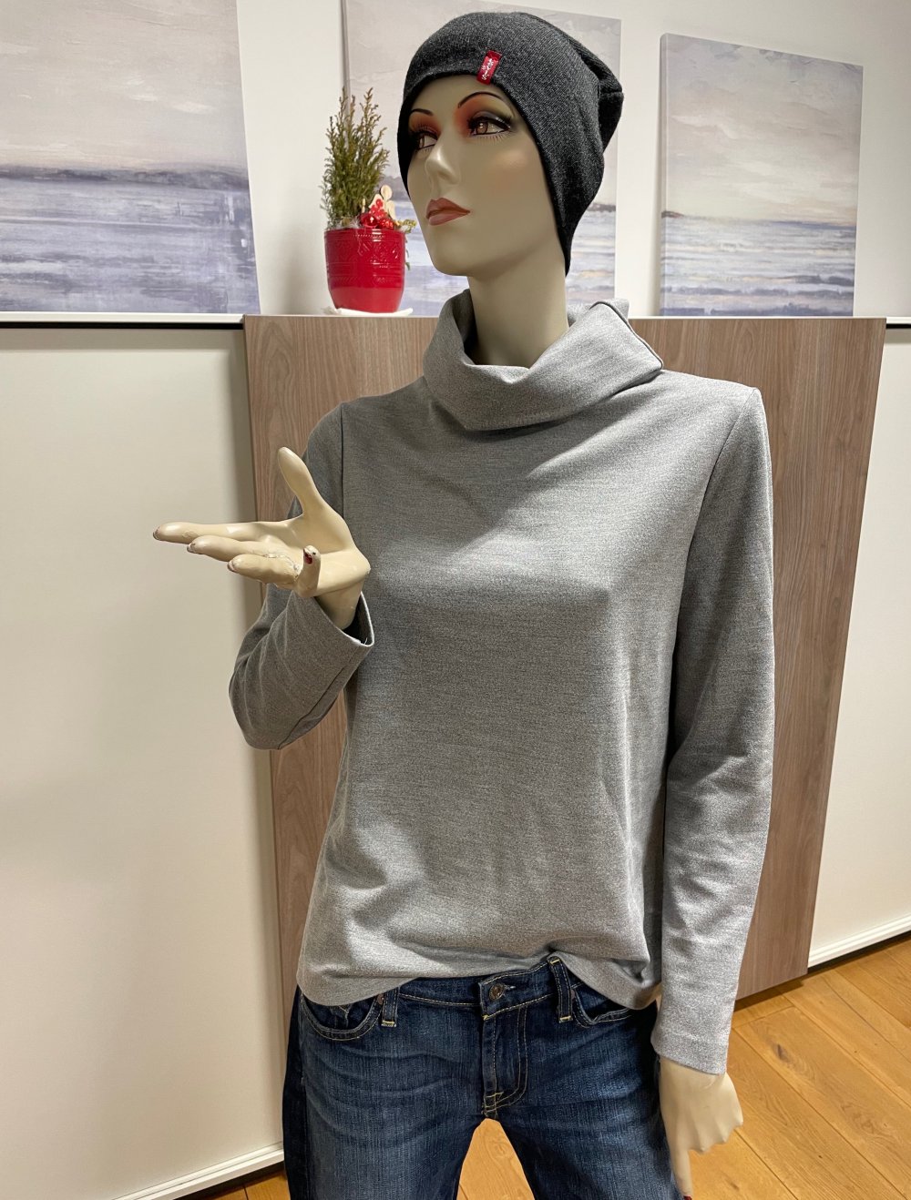 Grauer Rollkragenpullover