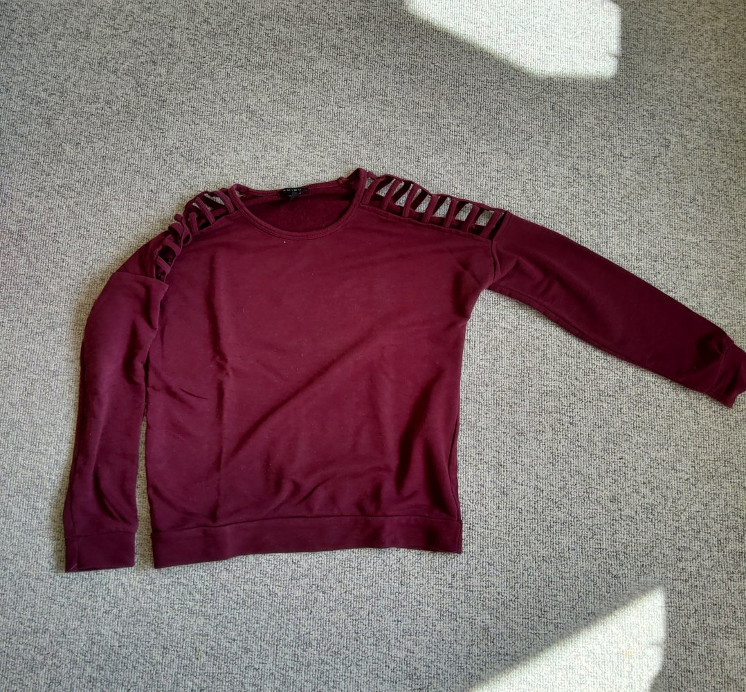 violetter Pullover, leicht Schulterfrei