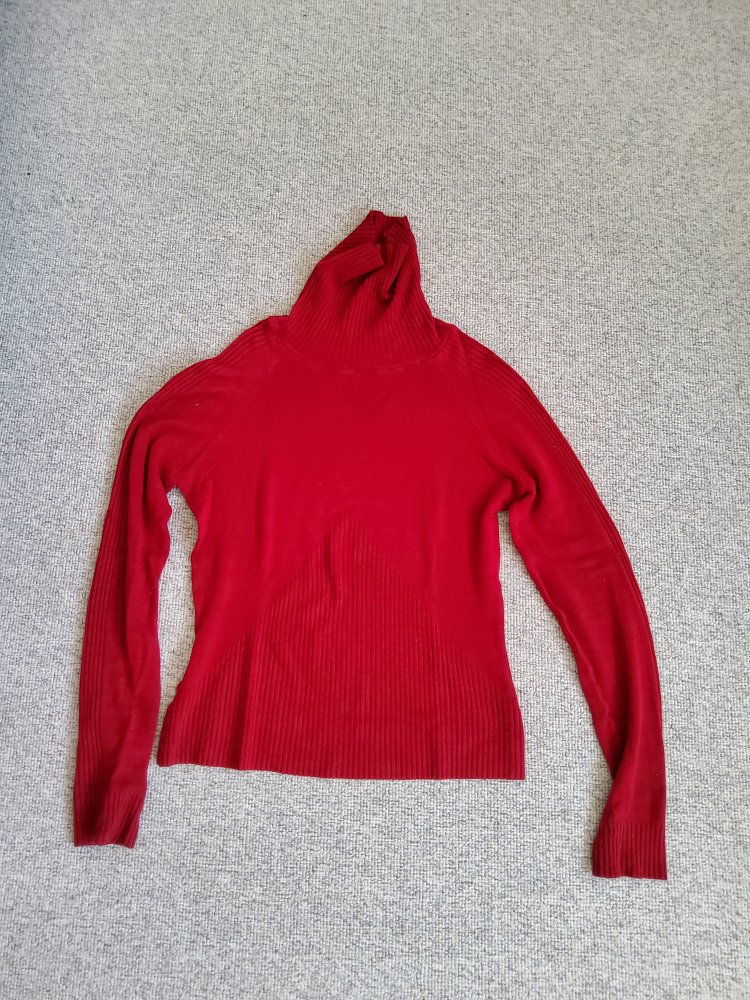 roter Rollkragepullover