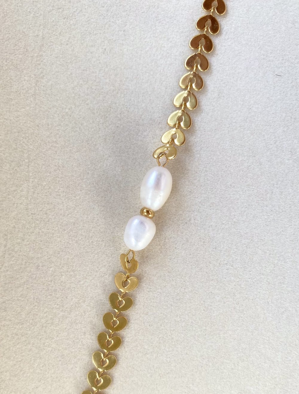 Armband mit Herzen und Süßwasserperlen