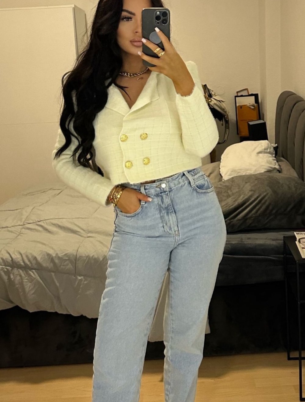 elegante weiße Strickjacke mit goldenen Details