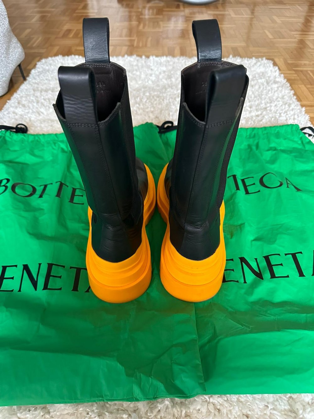 BOTTEGA VENETA Tire Chelsea Boots aus Leder mit Gummibesatz schwarz/ orange   2 mal getragen. Wie NEU!
