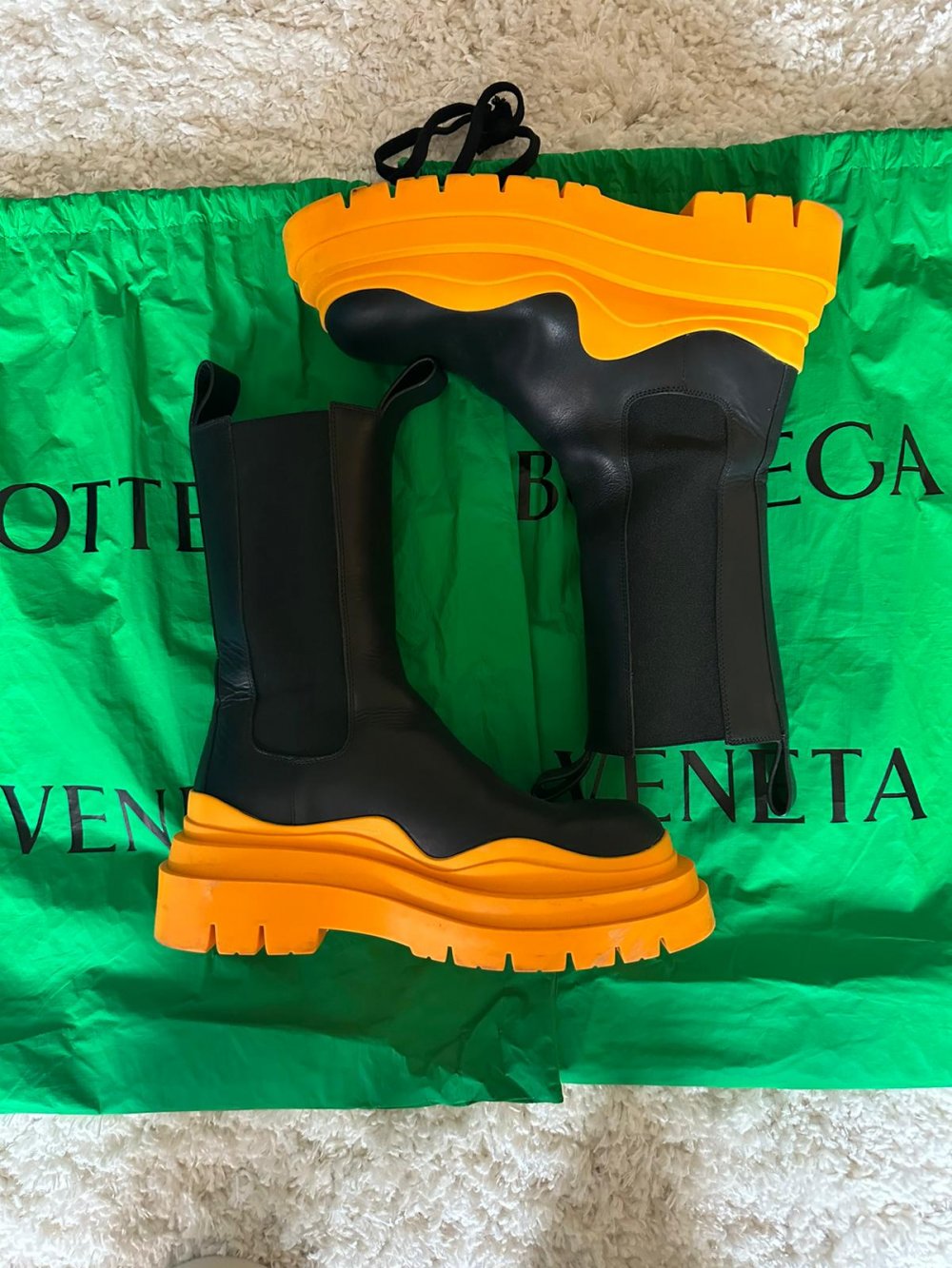 BOTTEGA VENETA Tire Chelsea Boots aus Leder mit Gummibesatz schwarz/ orange   2 mal getragen. Wie NEU!