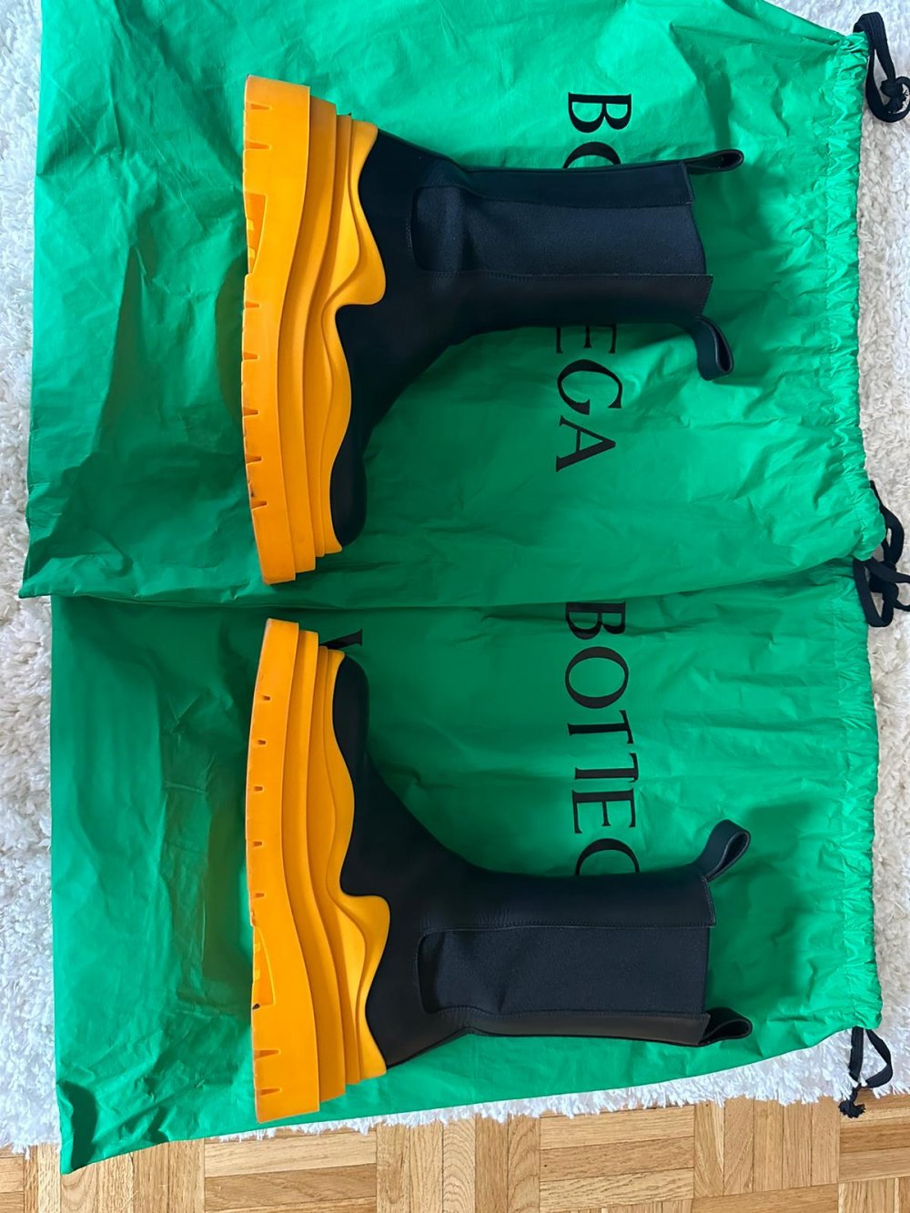 BOTTEGA VENETA Tire Chelsea Boots aus Leder mit Gummibesatz schwarz/ orange   2 mal getragen. Wie NEU!