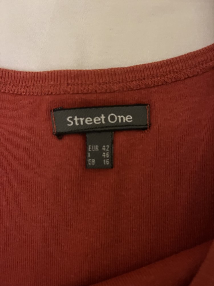 dunkelrotes Top von Street one