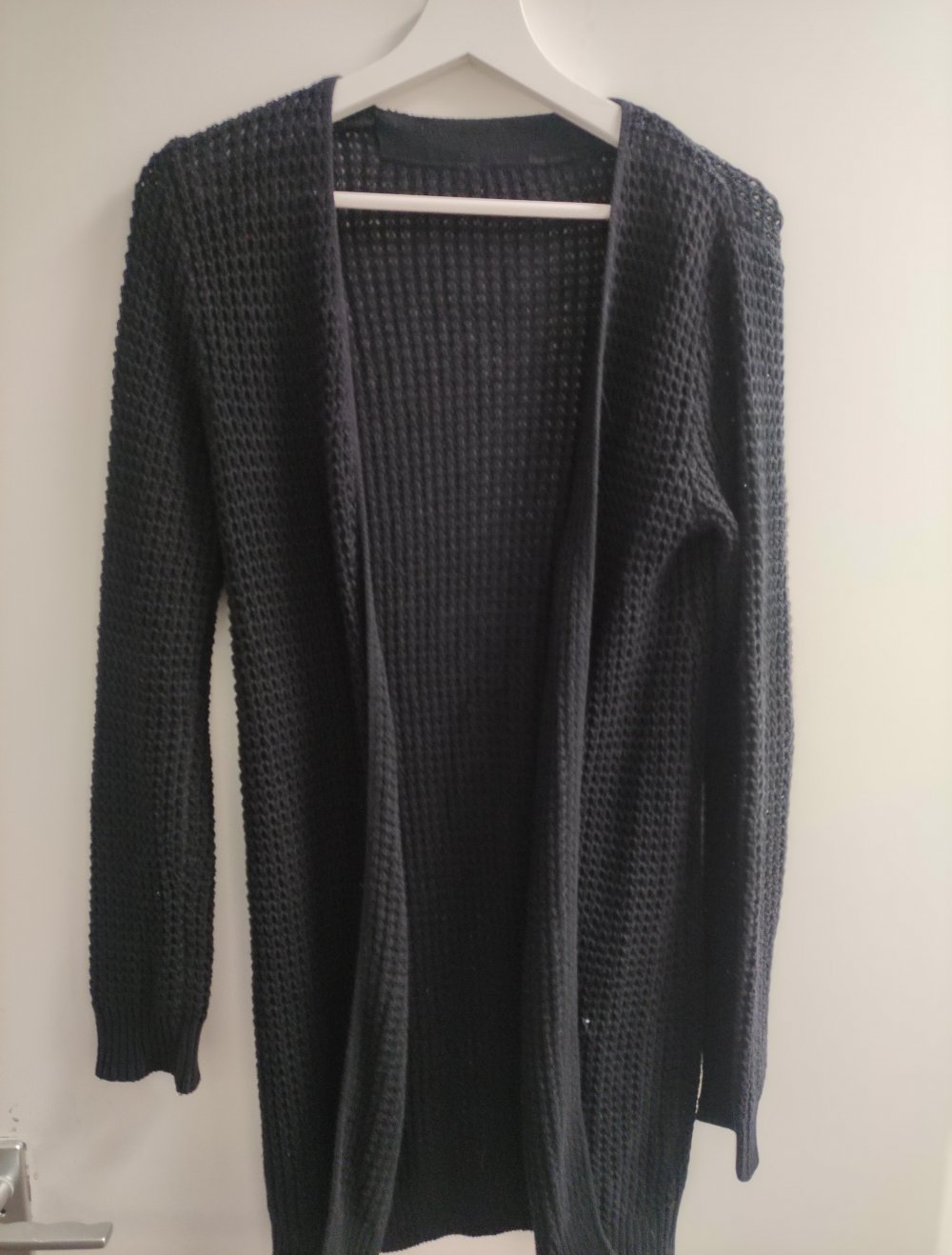 Schwarze lange strickjacke