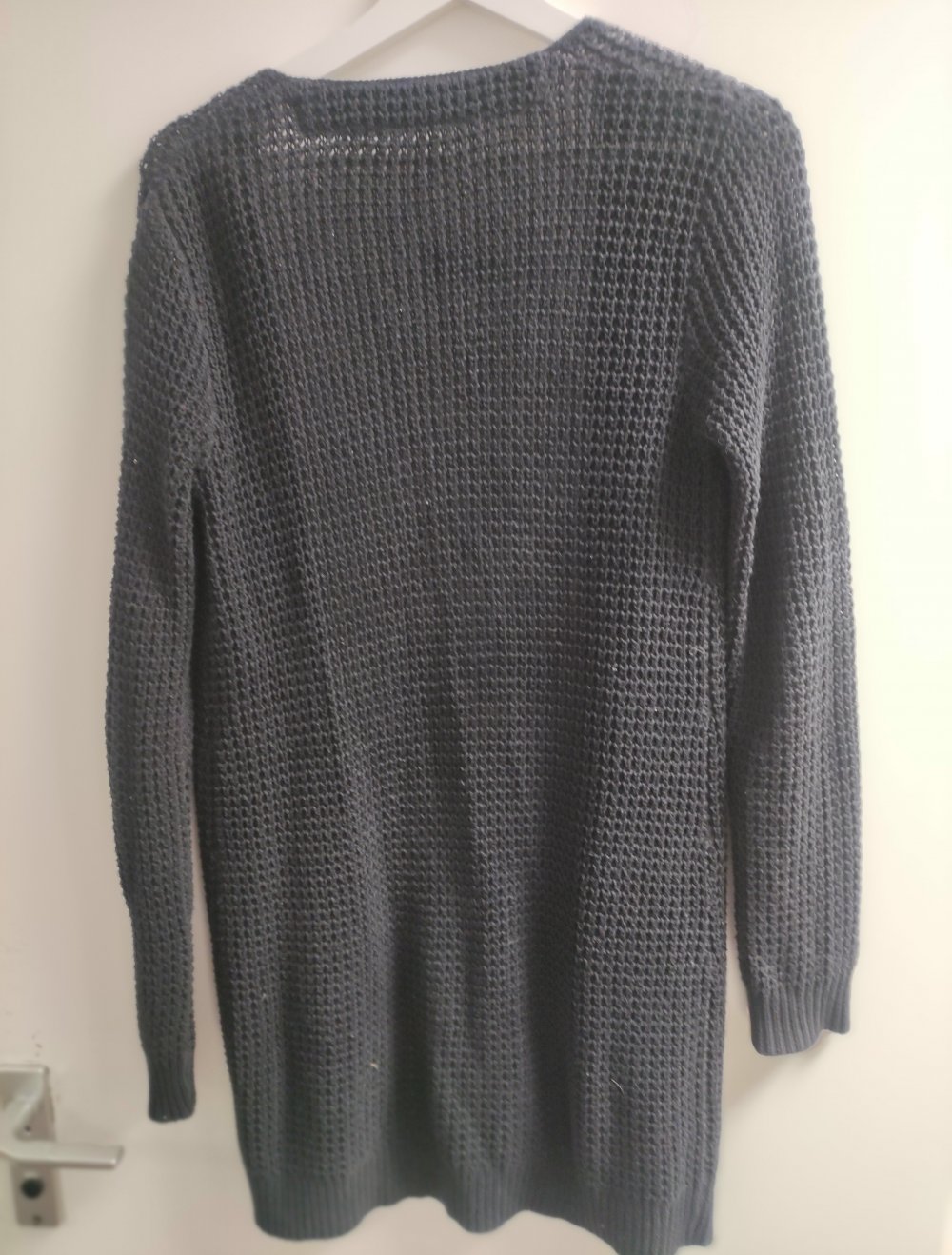 Schwarze lange strickjacke