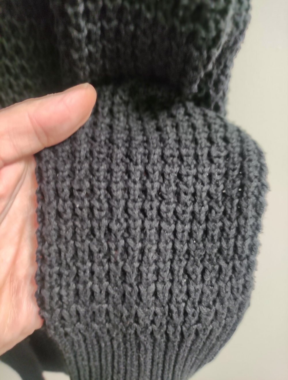 Schwarze lange strickjacke