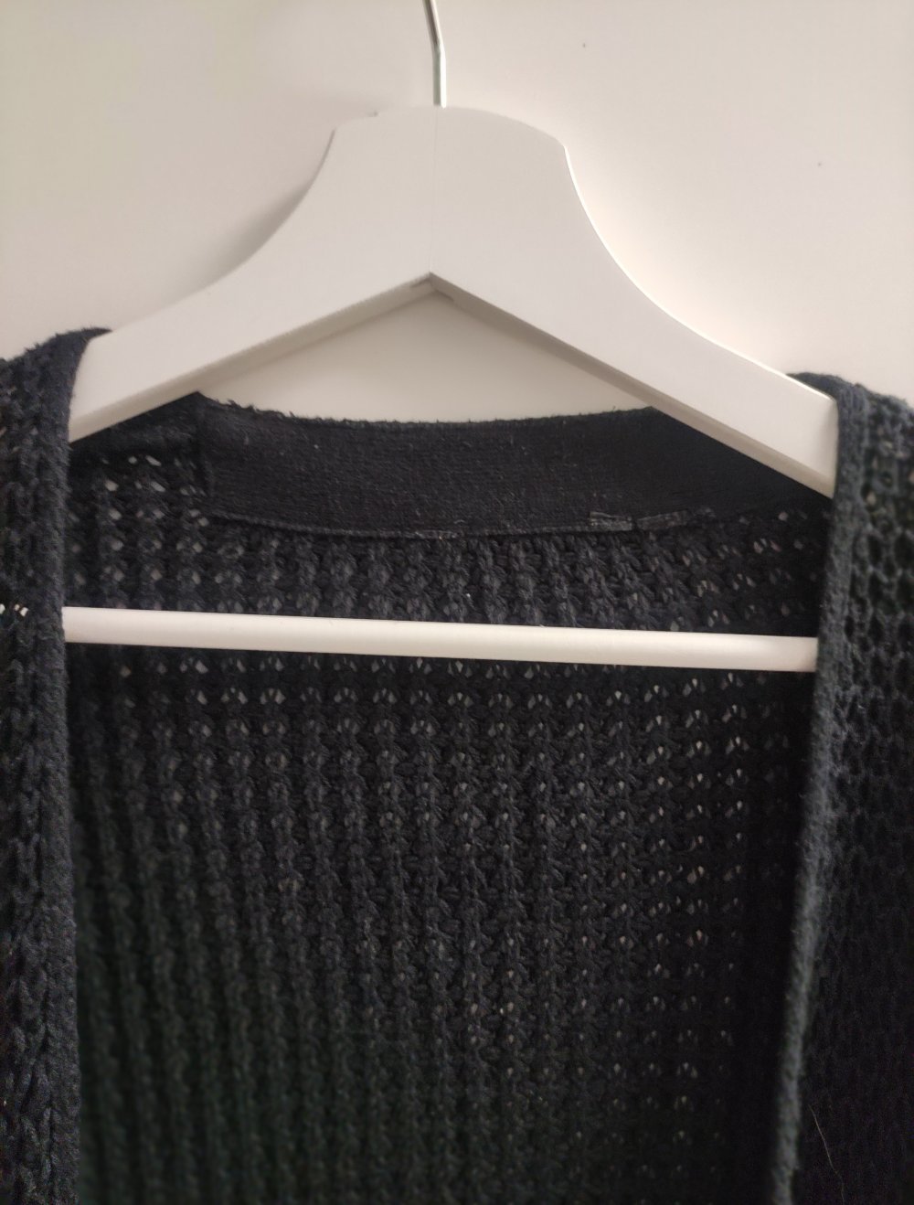 Schwarze lange strickjacke