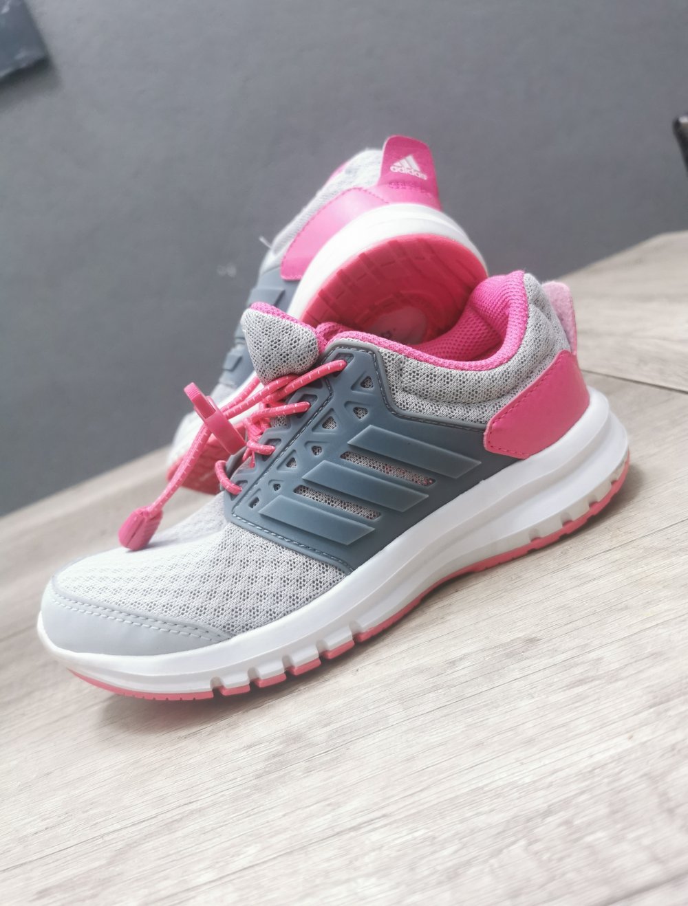 Leichte Adidas Sneakers Sportschuhe  Größe 31 1/2 sehr guter, beinahe neuwertiger Zustand