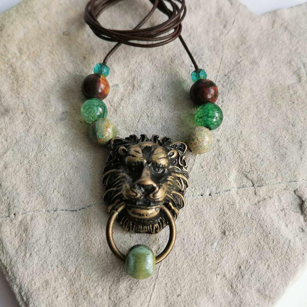 Löwe Bronze Kette Lederband keramik Perlen