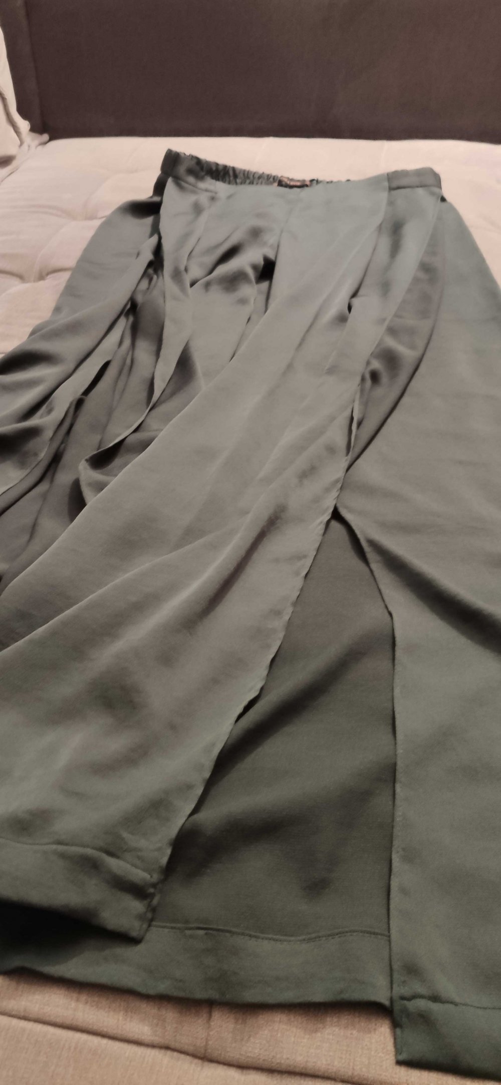 Dunkelgrüne Sommerhose mit breitem Bein und Schlitz