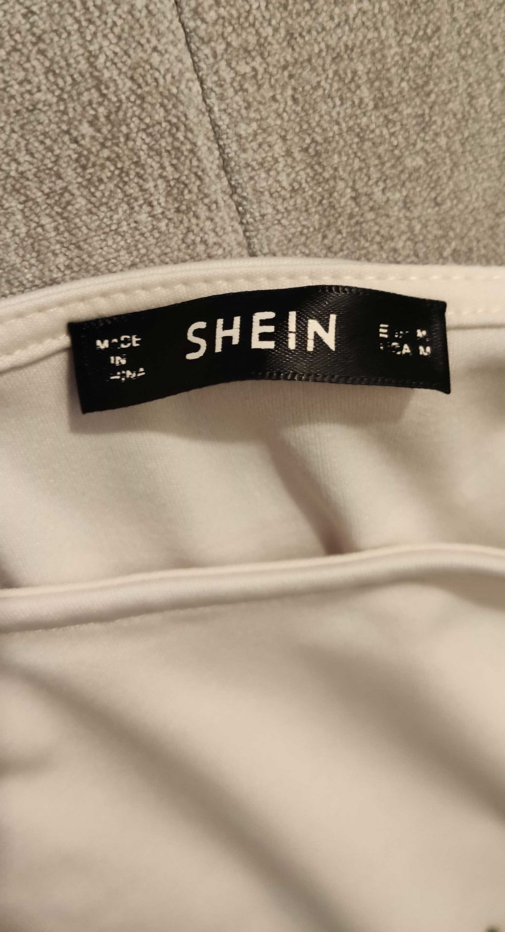 weißes Sommerkleid mit bunten Blumen