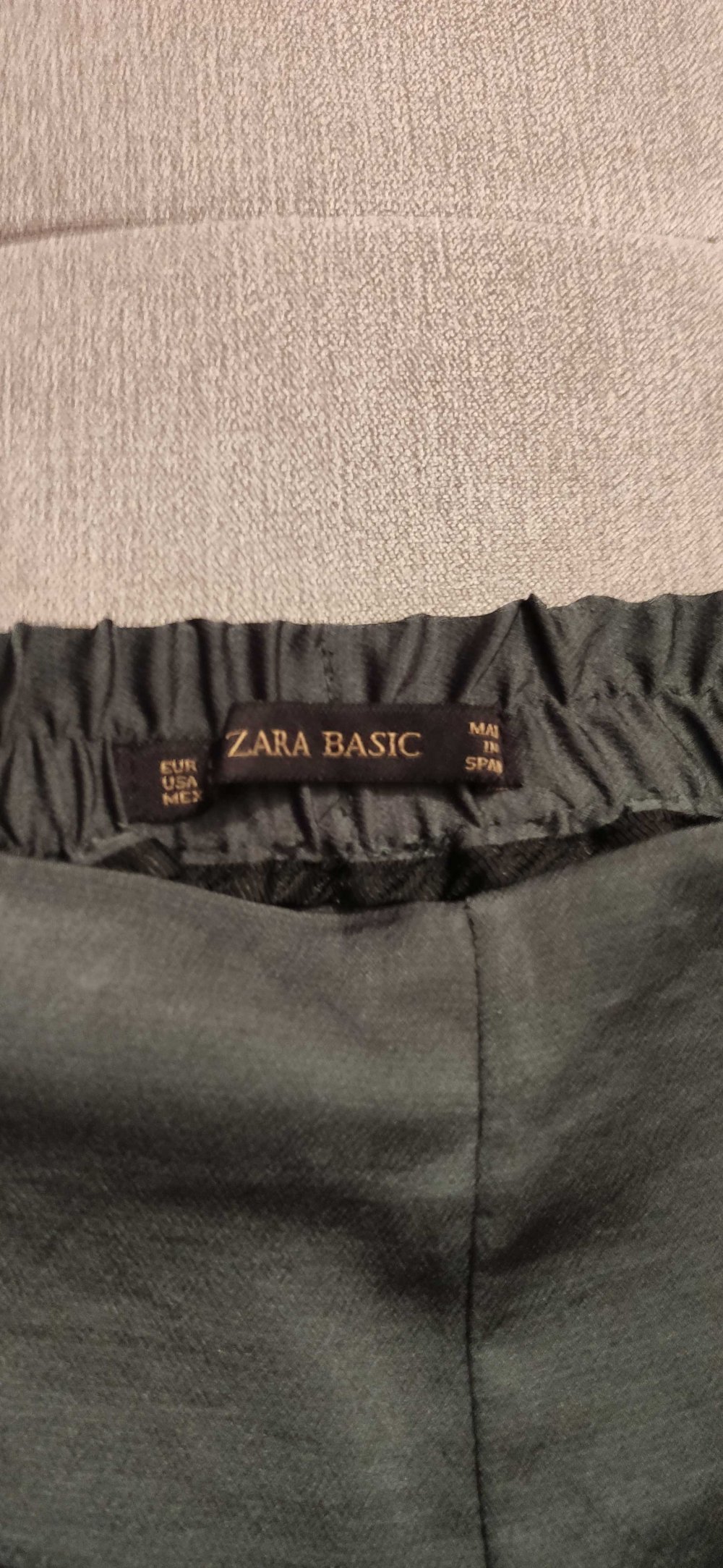 Dunkelgrüne Sommerhose mit breitem Bein und Schlitz