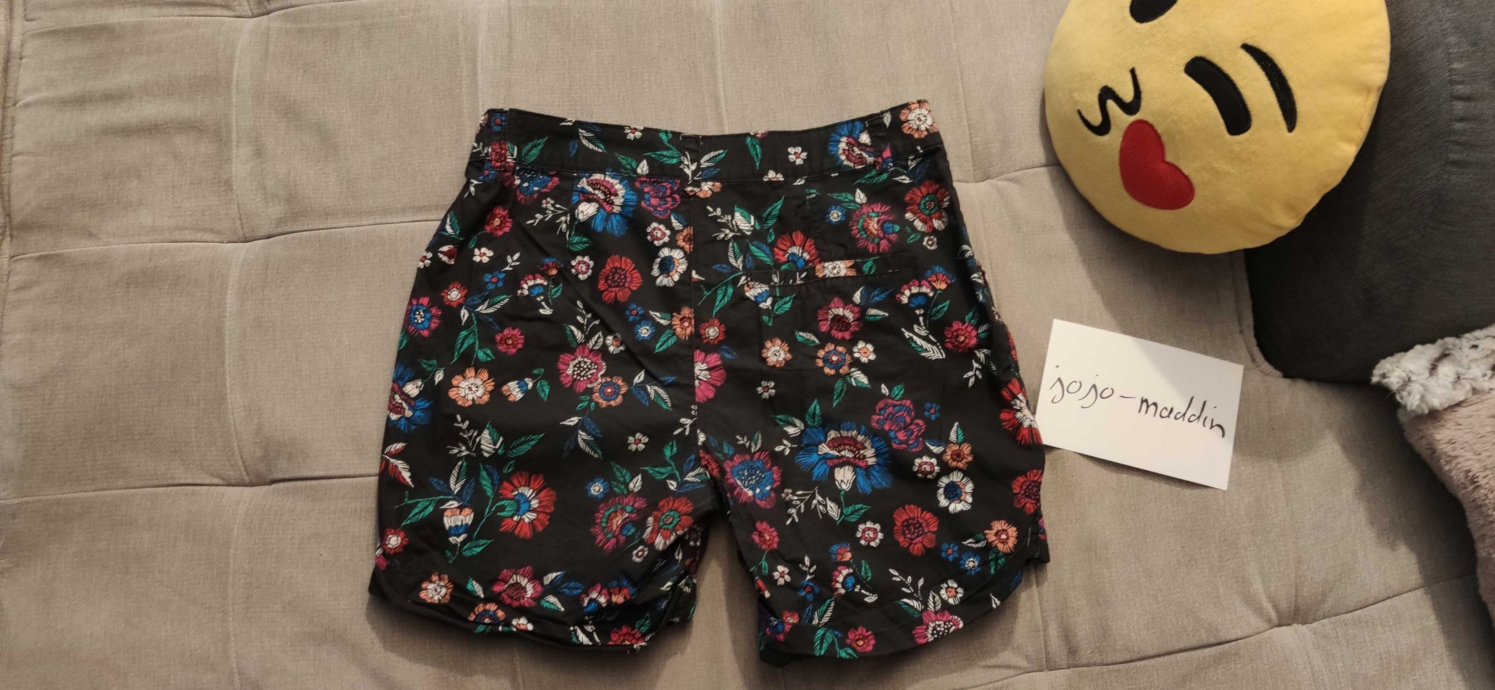 kurze Damenshorts schwarz mit bunten Blumen