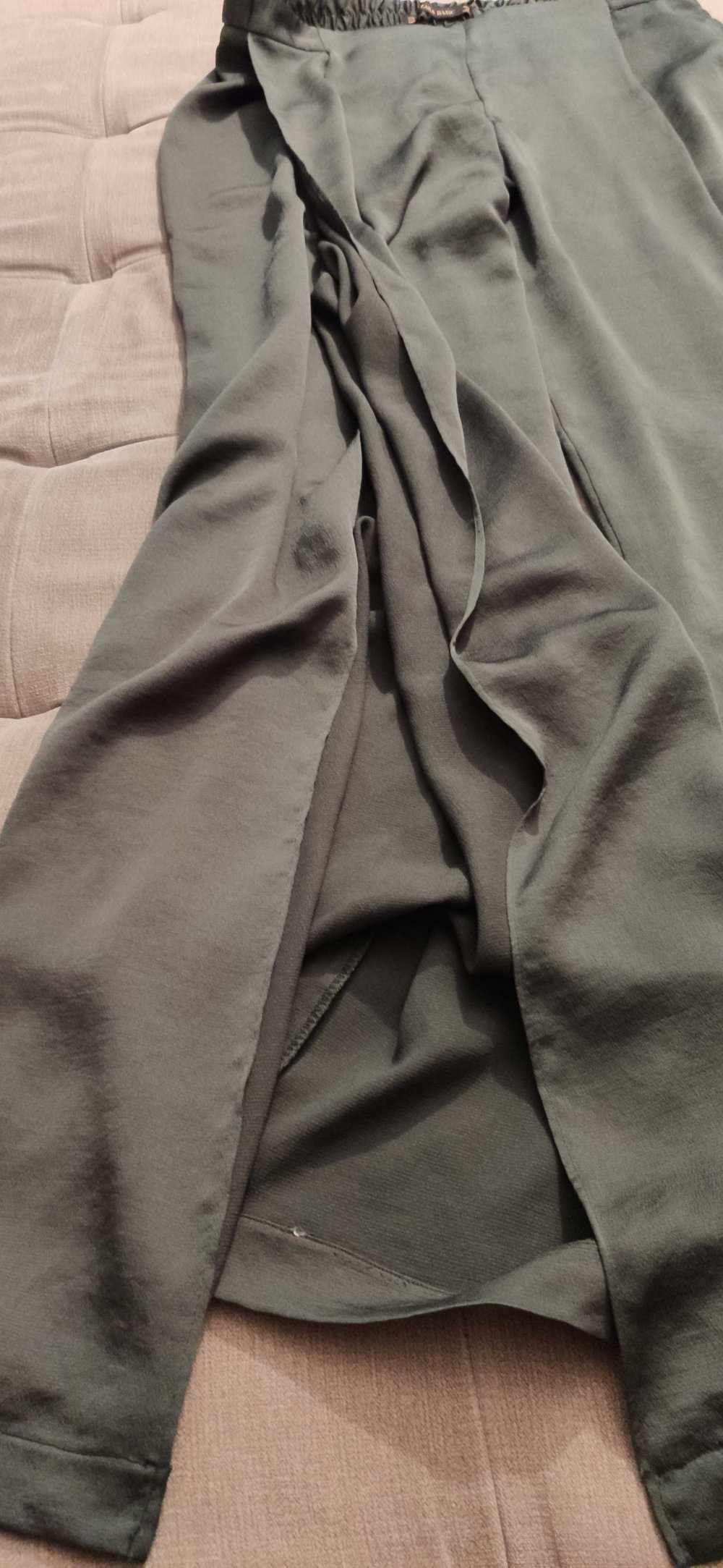 Dunkelgrüne Sommerhose mit breitem Bein und Schlitz