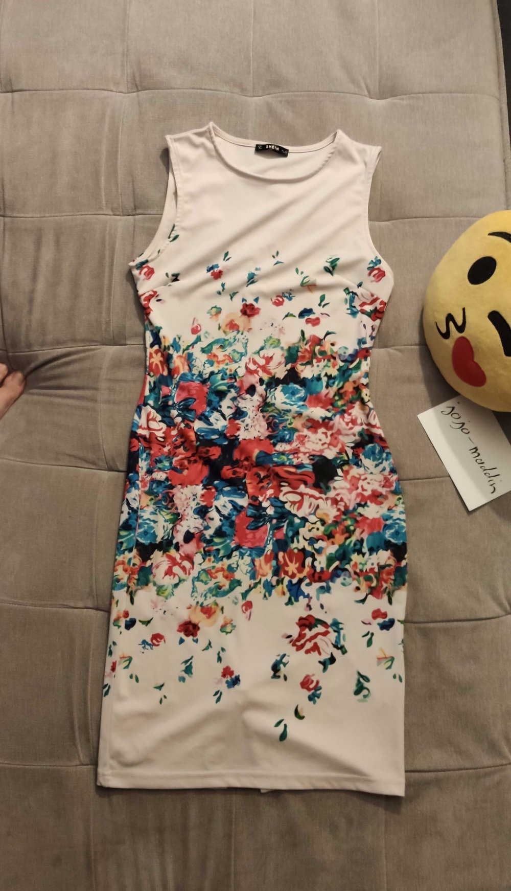 weißes Sommerkleid mit bunten Blumen