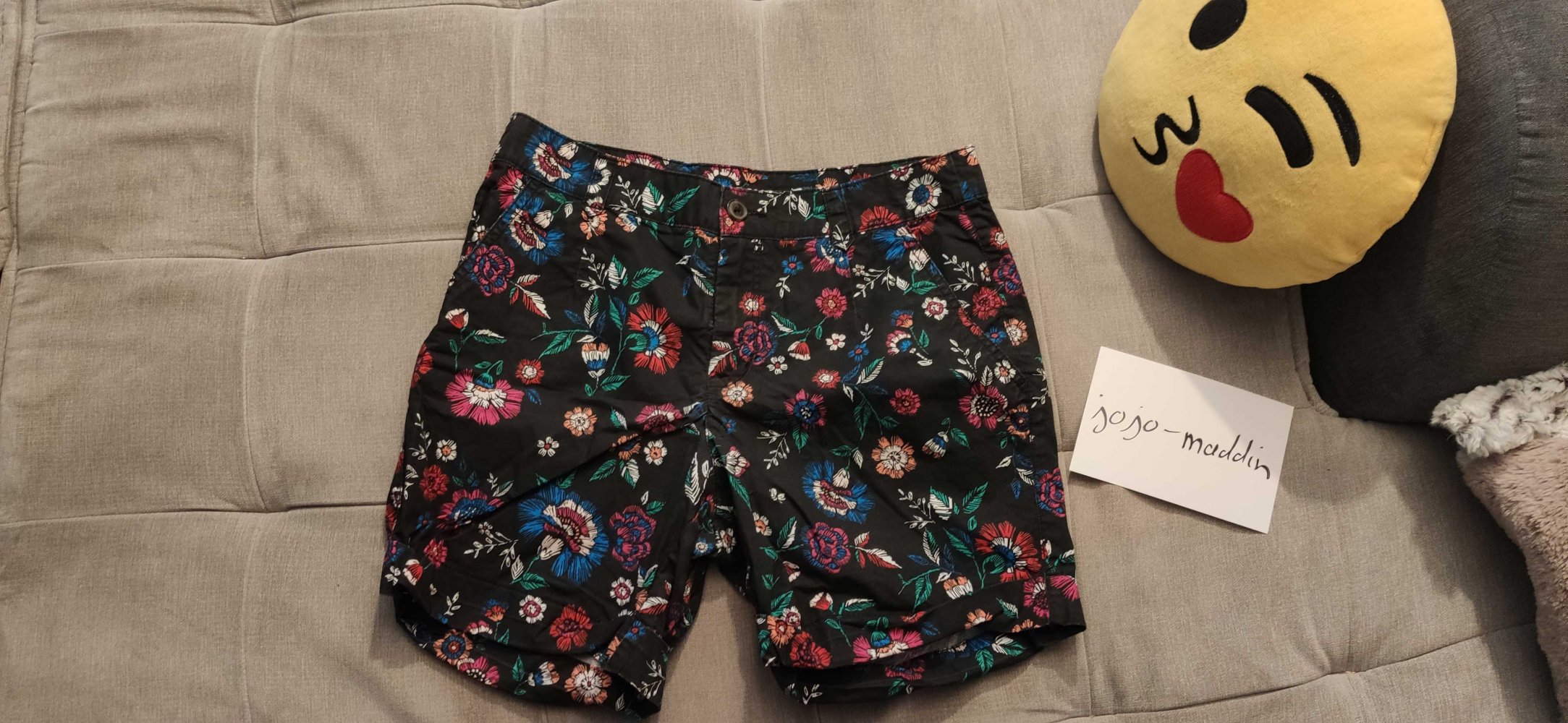 kurze Damenshorts schwarz mit bunten Blumen