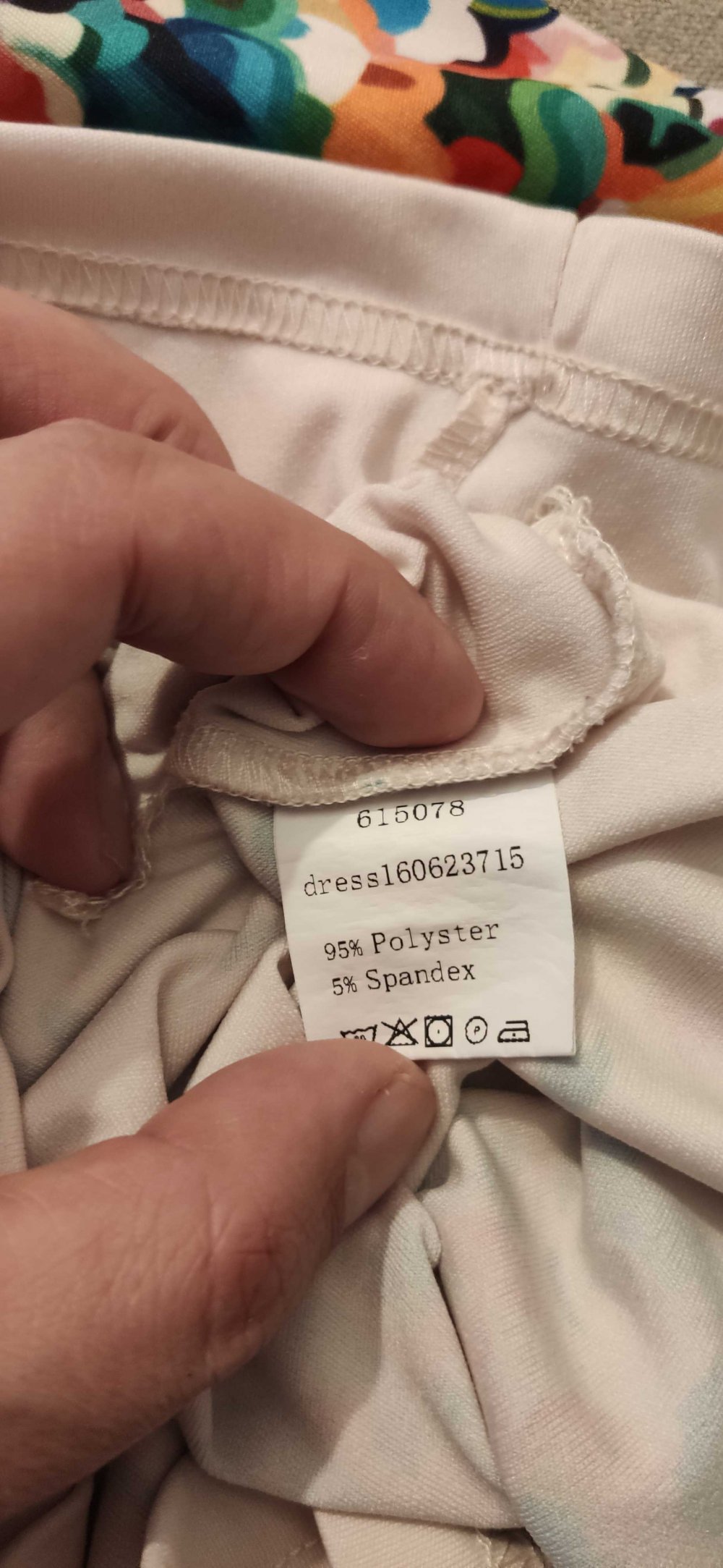 weißes Sommerkleid mit bunten Blumen