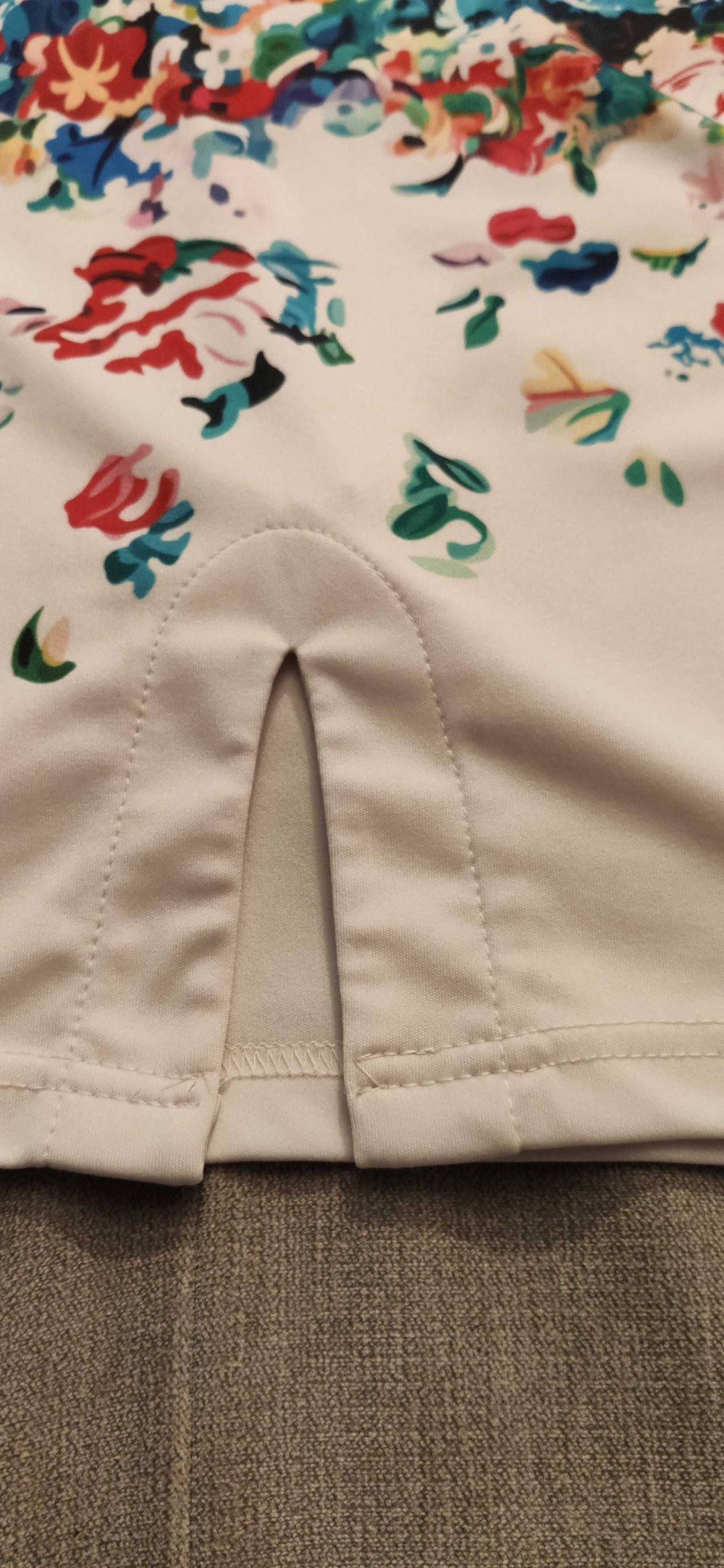 weißes Sommerkleid mit bunten Blumen