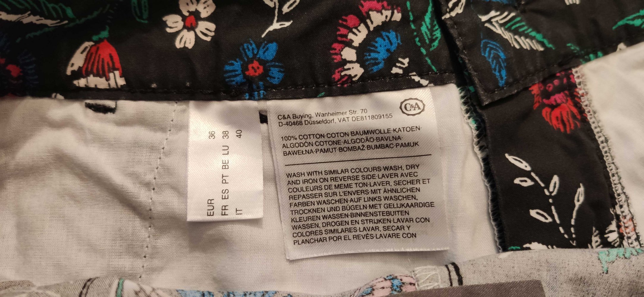 kurze Damenshorts schwarz mit bunten Blumen