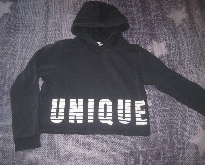 Schwarzer Hoodi name it, weiße Schrift, Kurzform, 146/152