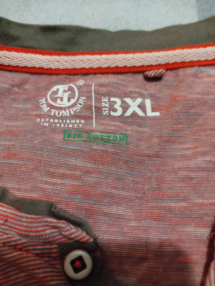 T-Shirt aus Bio Baumwolle mit Knopfleiste im V-Ausschnitt 